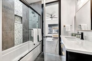 Dusche, Whirlpool, HandtĂŒcher, Seife