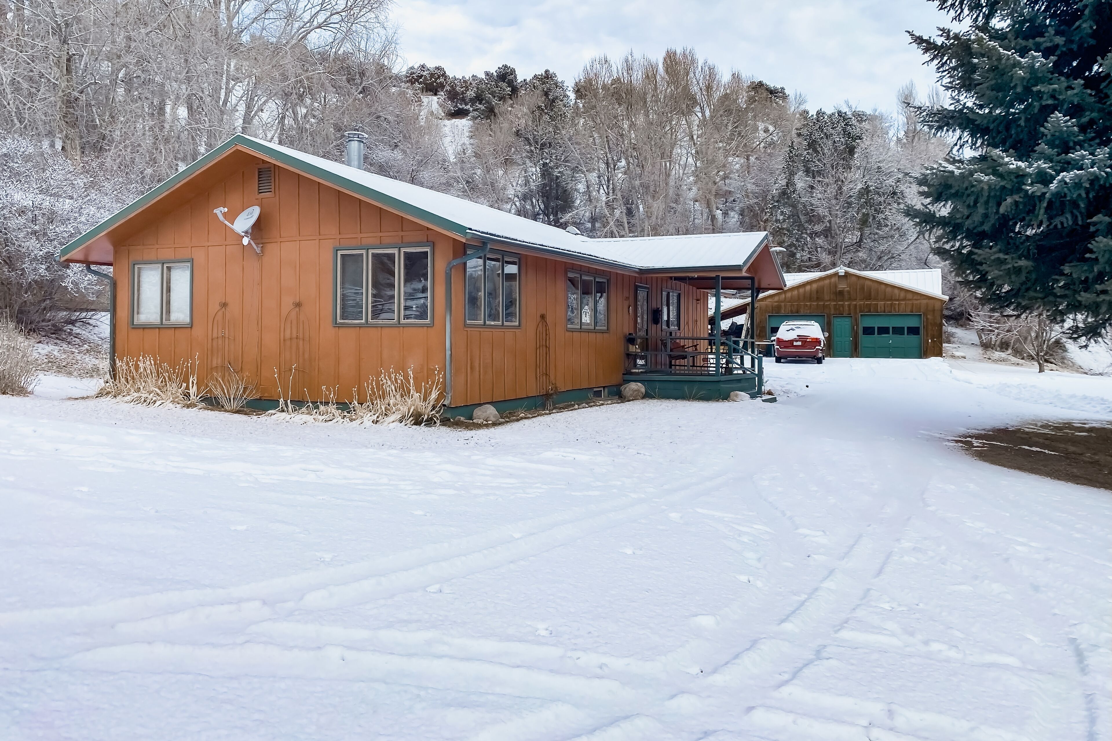 2-story riverfront home near fishing & hiking with grill, river views, streaming