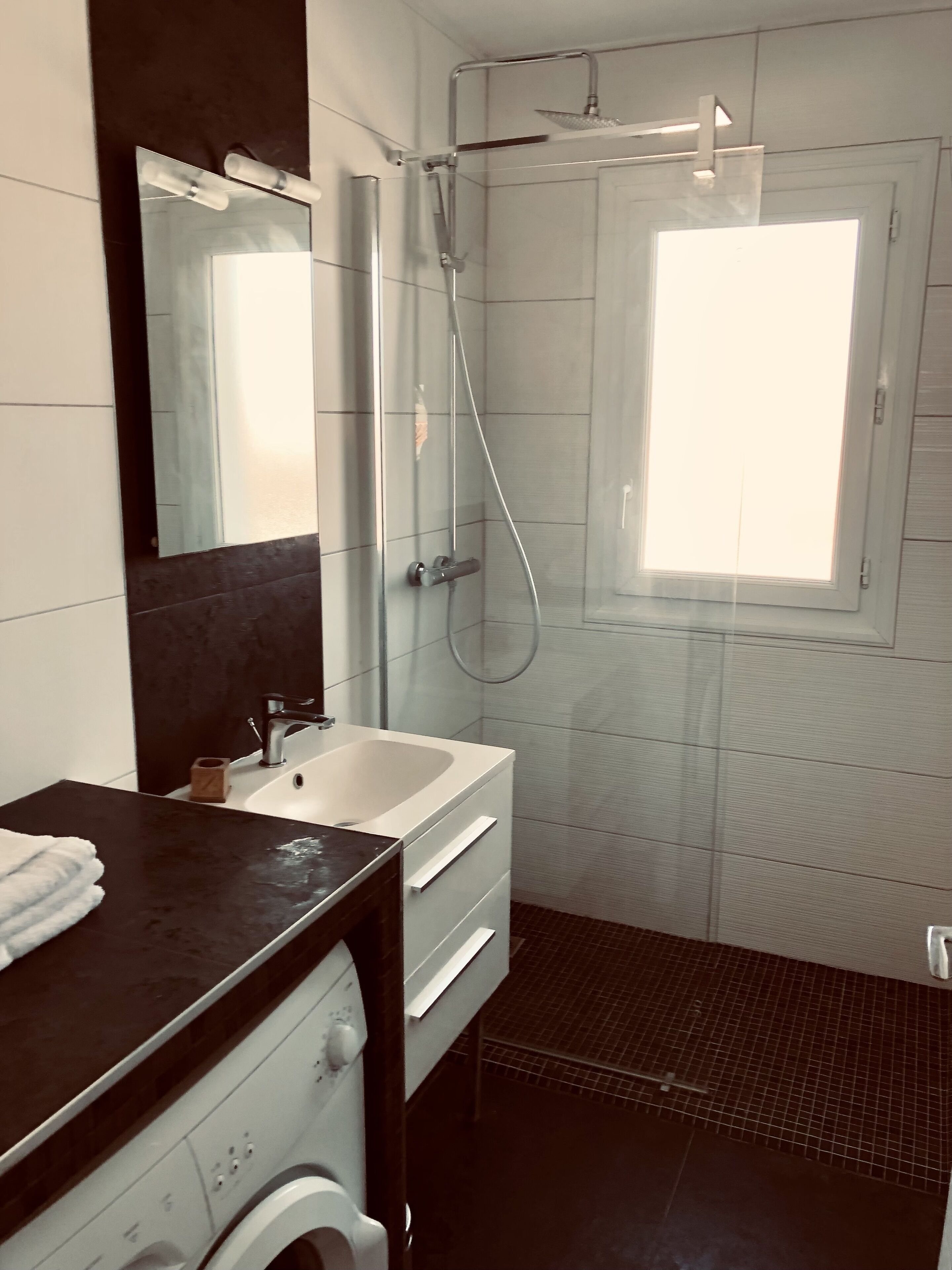 Douche, sèche-cheveux, serviettes fournies
