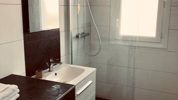Een douche, een haardroger, handdoeken