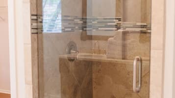 Douche, serviettes fournies, savon, papier toilette