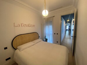 3 habitaciones, tabla de planchar con plancha y cuna de viaje 