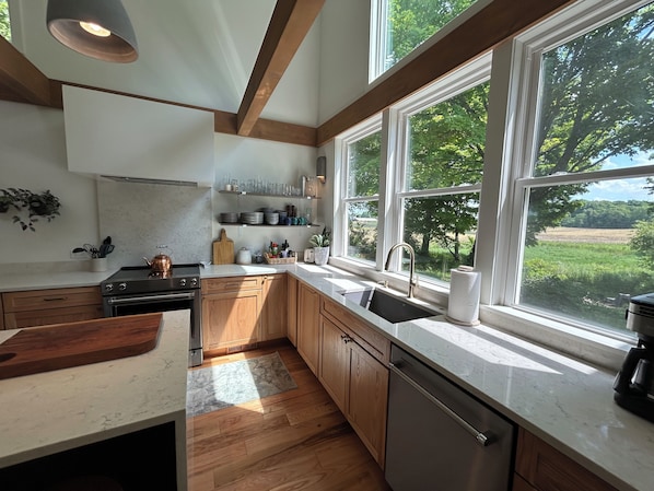 Jääkaappi, mikroaaltouuni, uuni, liesi