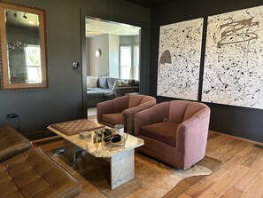 Smart TV, fireplace, books, music library - 10 min to Beach! Clean Spacious Designer wine country Farmhouse fenced-in yard (Berrien Springs)