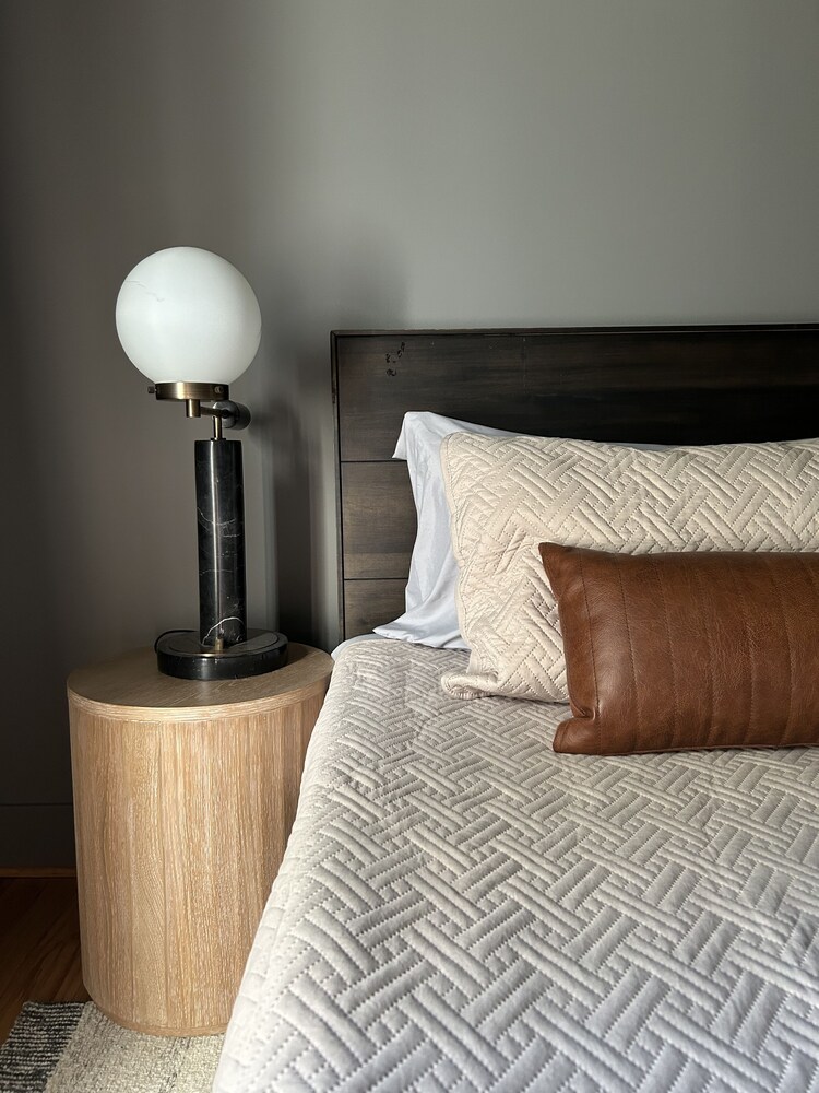 Spacious Designer Farmhouse in the heart of MI Wine Country, pet