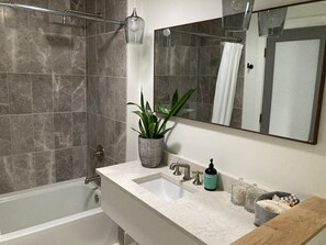 Suihku, hiustenkuivaaja, pyyhkeet, saippua