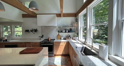 10 min to Beach! Spacious Designer Farmhouse in MI Wine Country, fenced-in yard