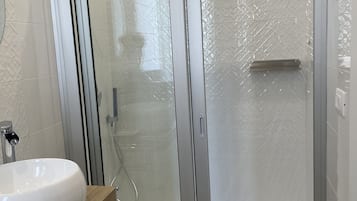 Camera Deluxe, 2 camere da letto | Bagno | Set di cortesia gratuito, asciugacapelli