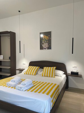 Deluxe Room | In-room safe, individually decorated, individually furnished, desk - Greco Rooms (Pompei)