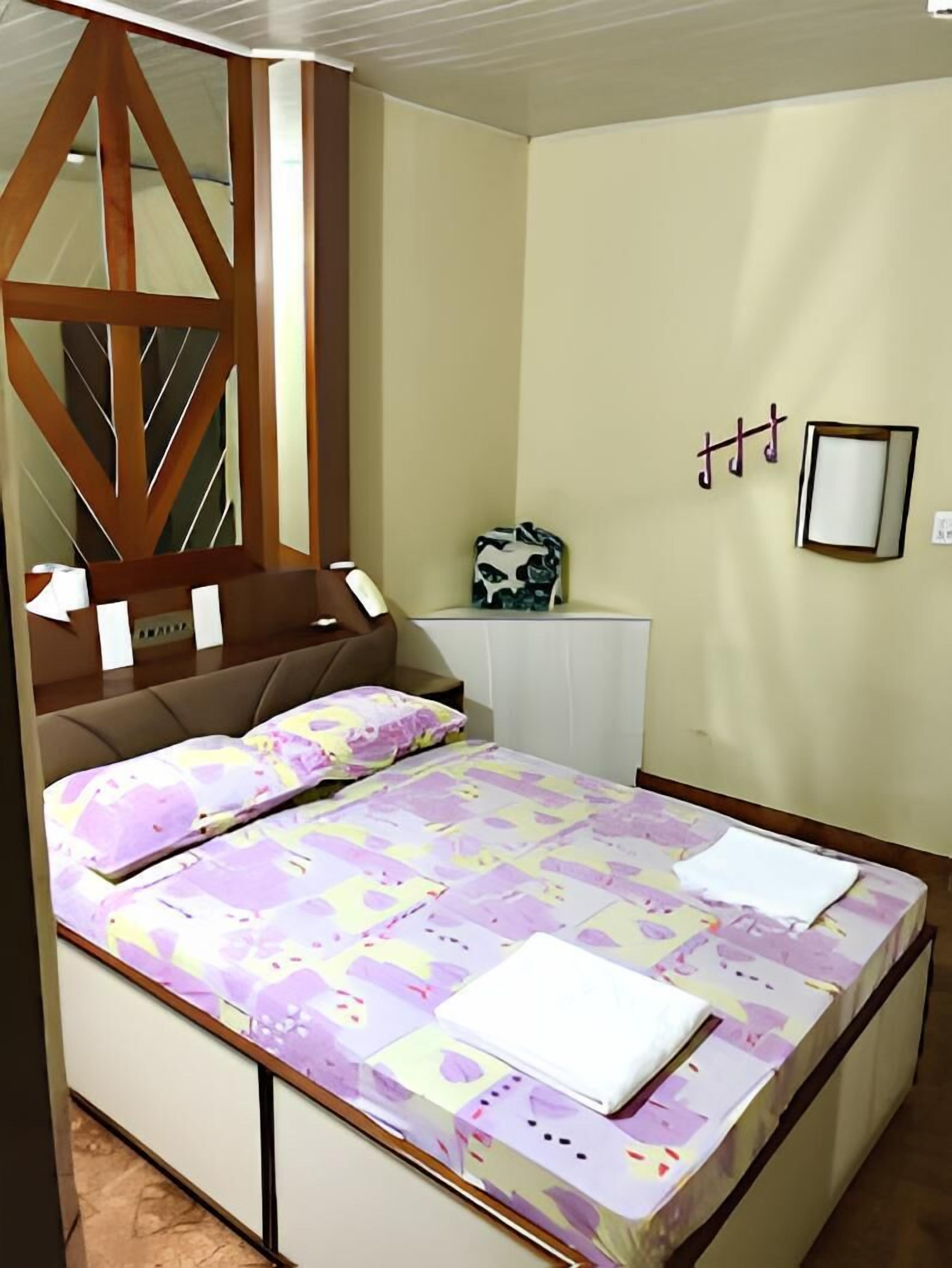 Quarto casal econômico | Wi-Fi de cortesia, roupa de cama