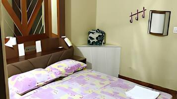 Quarto casal econômico | Wi-Fi de cortesia, roupa de cama