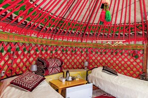 Habitación tradicional con 2 camas individuales | Ropa de cama