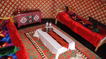 Habitación tradicional con 2 camas individuales | Ropa de cama