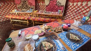 Kamar Twin Tradisional | Makan di kamar
