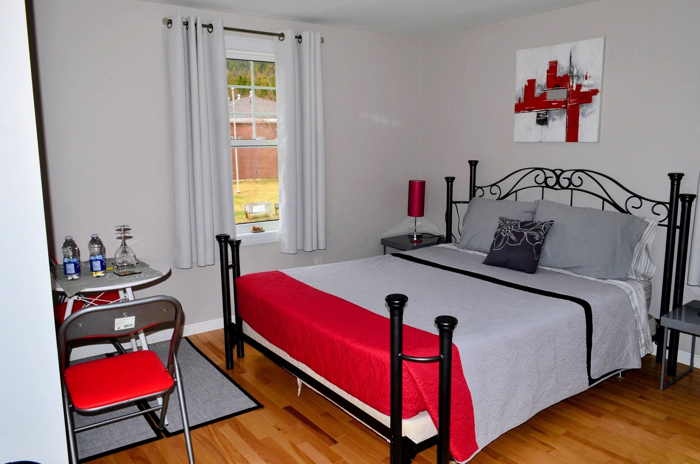 Cortinas opacas, wifi gratis, ropa de cama