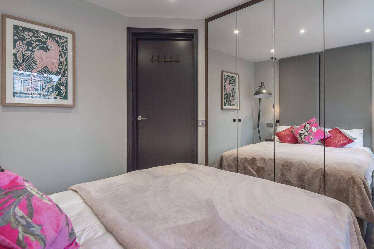 1 bedroom, in-room safe, iron/ironing board, WiFi (free)
