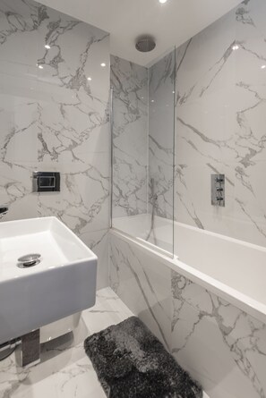 Apartment | Bathroom | Slippers - Luxury Georgian House in Marylebone (London)