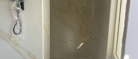 Haartrockner, Bidet, Handtücher, Seife