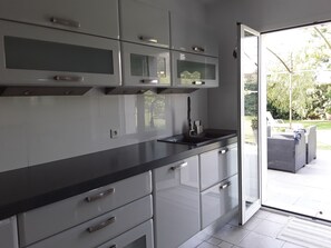 Dishwasher, cookware/dishes/utensils
