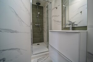 Douche, serviettes fournies