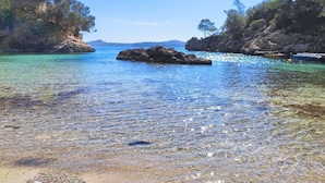 Eine klare Küstenlandschaft mit Felsformationen und ruhigem Wasser.