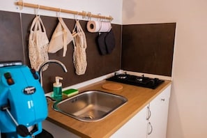 Réfrigérateur, micro-ondes, plaque de cuisson, bouilloire électrique