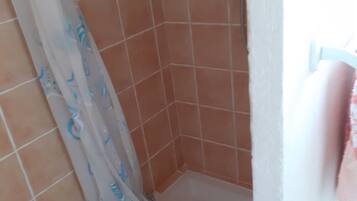 Serviettes fournies, papier toilette