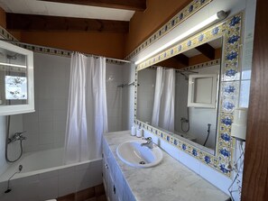 Haartrockner, Bidet, Handtücher, Toilettenpapier
