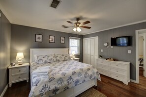 3 bedrooms, desk, WiFi, bed sheets