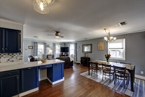 Smart TV, fireplace, offices - Tucker's Sea Ranch - Pup friendly, one-level ranch with fenced yard and hot tub! (Kill Devil Hills)