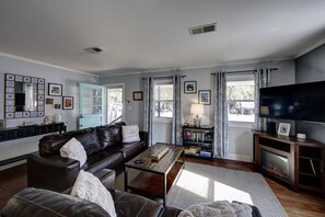 Smart TV, fireplace, offices - Tucker's Sea Ranch - Pup friendly, one-level ranch with fenced yard and hot tub! (Kill Devil Hills)