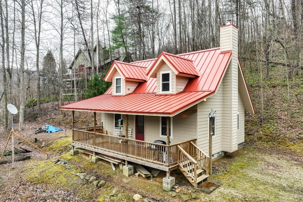 Robbinsville Vacation Rental | 2BR | 2BA | 1,100 Sq Ft | 5 Steps to Enter