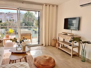 TV - Lovely apartment with two bedrooms, a balcony, a garage, and a pool (Vallauris)