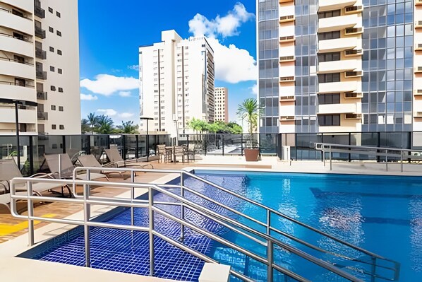 Outdoor pool - OZPED Flats Particulares Athos Bulcão (Brasília)