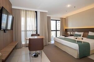 Escritorio, wifi gratis y ropa de cama 