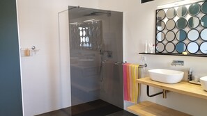 Doccia, asciugacapelli, asciugamani, sapone