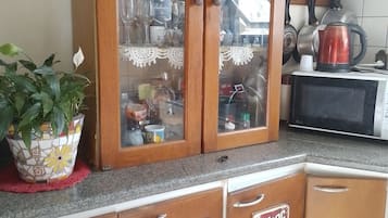 Refrigerador, horno, placa de cocina, cafetera/tetera