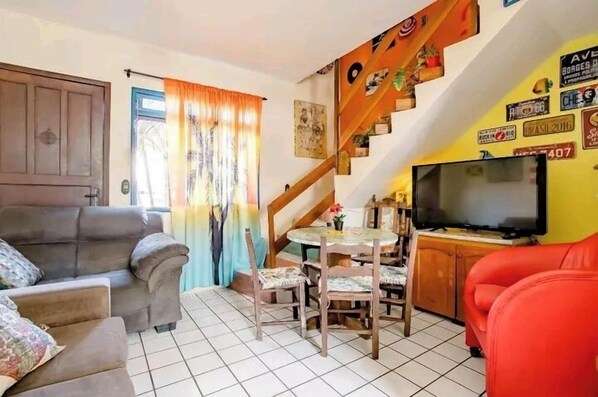 Chambre Classique, plusieurs lits, coin cuisine | Coin séjour | TV connectée de 32 pouces avec chaînes numériques, Netflix, livres