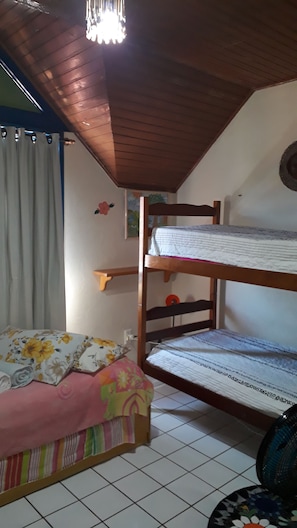 Chambre Triple Classique | Literie hypoallergénique, rideaux occultants, fer et planche à repasser