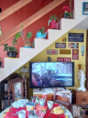 32-inch Smart TV with digital channels, Netflix, books