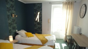 A room with two beds, a table, and a chair. - Hôtel Aux Armes d'Estaing (Estaing)