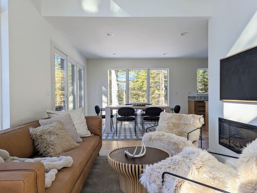 Cozy, sun filled mountain retreat w/45 private acres, hot tub, gym, car charger!