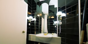Dusche, Haartrockner, Bidet, Handtücher