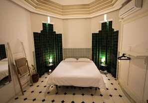 4 bedrooms, desk, WiFi, bed sheets