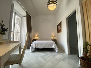 4 chambres, bureau, Wi-Fi, draps fournis