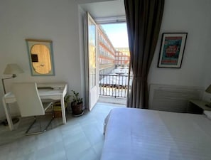 4 bedrooms, desk, WiFi, bed sheets