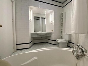 Regadera, secadora de cabello, bidet, toallas 