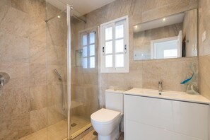 シャワー、ヘアドライヤー、タオル、トイレットペーパー