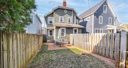 Cute, cozy, crash pad near bike path!! Quiet, convenient, Short North location!
