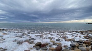Ligstoelen aan het strand, strandlakens